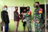 Warga Kapuas Hulu Serahkan Sepucuk Senjata Api Rakitan Laras Panjang ke TNI
