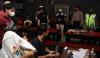 Tanpa Ampun, Petugas Bubarkan Pengunjung Kafe yang Nekat Buka di Masa PPKM Darurat
