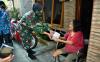 Bansos PPKM Darurat, Kodam III/Siliwangi Bagikan Nasi Bungkus ke Warga