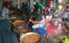 Warga Agam Masak 500 Kg Daging Rendang untuk Perantau Terdampak PPKM Darurat