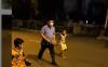 Pakai Masker, Bupati Banyumas Main Sepak Bola Bareng Anak Kecil di Jalanan