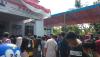 Ratusan Warga Karawang Antre sejak Subuh, Vaksinasi Berdesak-desakan