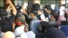 Khawatir Tak Dapat Jatah Vaksin, Ratusan Orang Tua Siswa Berebut Masuk ke Tempat Vaksinasi 