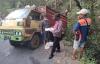 Tak Kuat Menanjak, Truk Bawa Muatan Kayu Terperosok ke Kebun