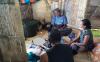 Kisah Ibu Penenun Sarung Hidup di Kebun dengan 3 Anak Gizi Buruk dan Cacat