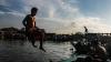 Potret Keseruan Anak-Anak Pesisir Berenang di Tepi Laut Cilincing - Bagian 1