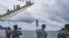 Naik Pangkat, Ini Foto-Foto Perwira TNI AL Terjun ke Laut dari Atas KRI Bima Suci