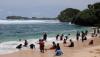 Ramainya Wisatawan Bermain di Pantai Gunungkidul