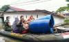 Sintang Masih Terendam Banjir, Prajurit TNI Bantu Evakuasi Pengungsi ke Tempat Aman