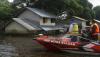 Naik Perahu, Menteri PUPR Basuki Hadimuljono Datangi Lokasi Banjir Sintang - Bagian 4