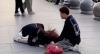Viral Wanita Ini Sujud di Hadapan Pria di Trotoar, Kisah Cinta Bertepuk Sebelah Tangan