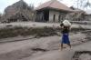 Rumah Hancur, Warga Korban Letusan Gunung Semeru Mencari Sisa-sisa Barang  - Bagian 4
