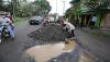 Mensos Risma Mengais Batu dan Pasir Tutupi Lobang Jalan saat Tinjau Pengungsi Semeru 