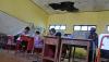 Potret Siswa SD Situbondo Belajar di Ruang Kelas yang Rusak