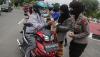 Aksi Polwan Peringati Hari Ibu dengan  Bagikan Bunga dan Masker
