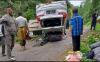 Diduga Ada yang Melepaskan Rem Tangan, Mobil Travel Terguling di Lengkong Sukabumi