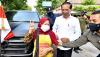 Begini Gaya Kuli Gendong dan Presiden Jokowi Berfoto di Depan Mobil Indonesia 1 - Bagian 2