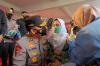 Kapolda Riau Beri Hadiah ke Anak-anak SD yang Ikut Vaksinasi