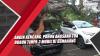 Video Angin Kencang, Pohon Angsana Tua Roboh Timpa 3 Mobil di Semarang