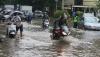 Foto-Foto Ruas Jalan Jakarta Banjir hingga Lutut Orang Dewasa - Bagian 9