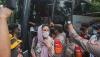 Dilarang Polisi Turun dari Bus, Aksi Pengungsi Afghanistan Ricuh - Bagian 3