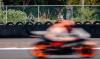 Viral Warga Pakai Sarung Nonton Tes MotoGP Mandalika di Pinggir Lintasan, Netizen: Abis Jumatan