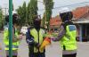 Jumat Berkah, Polwan Kebumen Turun ke Jalan Bagikan Nasi Kotak