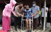 Momen Haru Kapolres Demak Beri Kaki Palsu ke Bocah yang Diamputasi akibat Kanker Tulang