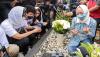 Momen Angelina Sodakh Ziarah ke Makam Adjie Massaid Ditemani Aaliyah dan Keanu - Bagian 1