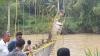 Kepo Lihat Ceceran Darah, Puluhan Warga Bireuen Jatuh dari Jembatan Gantung