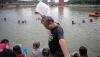 Tradisi Keramas Bersama Jelang Ramadan di Sungai Cisadane - Bagian 2