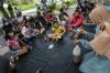  Begini Keseruan Anak-anak Belajar Membuat Lilin Berbahan Minyak Goreng Bekas - Bagian 3