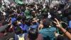 Aksi Mahasiswa Memanas di Berbagai Daerah, Massa Bakar Ban hingga Paksa Masuk Gedung DPRD - Bagian 3