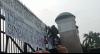 Demo di Depan DPR, Massa Tanpa Jaket Almamater Coba Dobrak Gerbang
