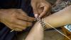 Membuat Kerajinan Gelang Simpai Khas Dayak Meratus - Bagian 1