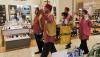 Bak Film Aladdin, Anak-Anak Ditandu Keliling Pusat Perbelanjaan - Bagian 2