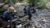 Aksi Aktivis Lingkungan Masuk ke Sungai Penuh Sampah di Bali - Bagian 2
