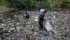 Aksi Aktivis Lingkungan Masuk ke Sungai Penuh Sampah di Bali - Bagian 3