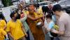 Perayaan Waisak, Para Biksu Jalan Kaki Terima Derma dari Umat Buddha - Bagian 2