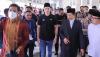 Pakai Kopiah Hitam, Mesut Ozil Khusyuk Sholat Jumat di Masjid Istiqlal