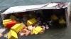 Penampakan Truk Boks Angkut Barang-Barang Minimarket Terjun ke Laut, Jadi Tontonan Warga