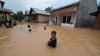 Banjir Setinggi Dada Rendam Permukiman Warga di Jambi, Polisi Bantu Evakuasi