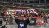 Gaya Anies Baswedan Pakai Syal Gue Persija bersama Ribuan Jakmania di Stadion JIS