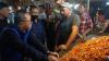 Sidak Pasar Malam Keputran, Mendag Zulhas : Ibu-ibu Bahagia Harga Bapok Turun - Bagian 4
