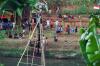 Begini Keseruan Lomba Panjat Pinang di BKT Jakarta - Bagian 2
