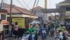Kapolres Karawang Dibonceng Ojol, Bagikan Beras kepada Sopir Angkot 