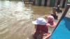 Banjir Rendam 125 Rumah, Wabup Kotawaringin Timur Rela Berenang Salurkan Bantuan ke Warga 