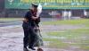 Prajurit TNI AD Dipeluk Sang Ibu di Tengah Guyuran Hujan Deras, Ini Potretnya - Bagian 1