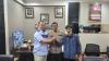 Berjabat Tangan, Wakil Ketua DPRD Depok dan Sopir Truk yang Diinjaknya Sepakat Damai