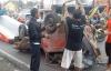 Mobil Hancur Tabrak Pembatas Jalan sampai Terbalik, Pengemudi Hanya Luka Ringan
